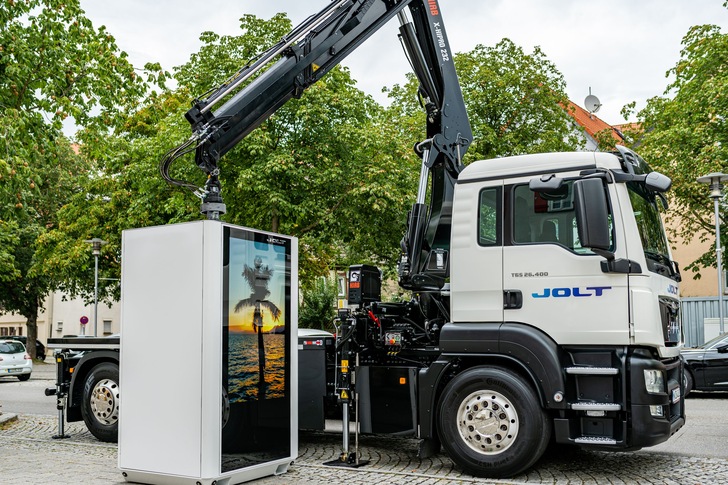 Jolt and Swedish company Hiab have developed a special truck with an automated crane and carrying system, which ensures the swap process is completed in under five minutes. - © Jolt
