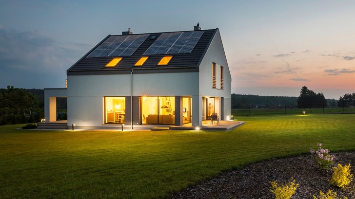 With the Sonniq+ flat rate, customers can buy exactly the annual amount of green electricity they need to achieve complete independence from fossil fuels. - © Baywa r.e.
