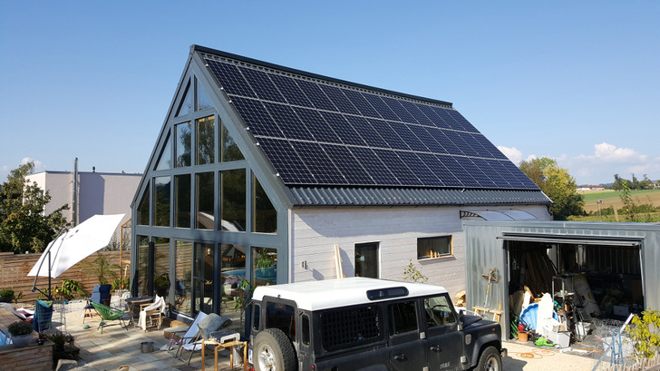 The solar electricity flows directly into the electric heating system. The AC Thor power controller ensures that, if possible, every kilowatt hour is consumed on site.