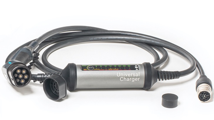 This cable is three cables in one: a mobile charging station, a wall charger and a charging cable for public charging points.