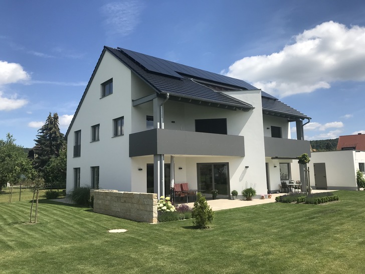 The black solar modules on the roof are the heart of the entire energy system.