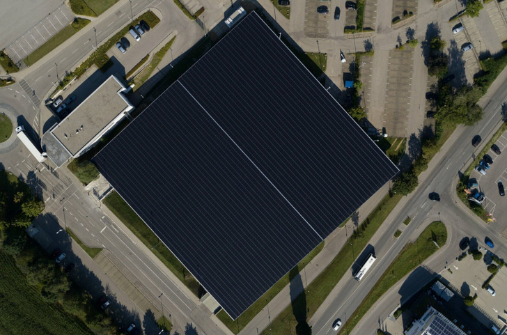 This visually stunning 1.28-megawatt system on Dräxlmaier's premises in Vilsbiburg in Bavaria is the largest PV system employing glass-glass technology in Germany.