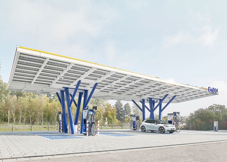 The fast charging park’s canopy is fitted with a photovoltaic system, which feeds into the local power grid and supplies the location itself with energy. - © EnBW
