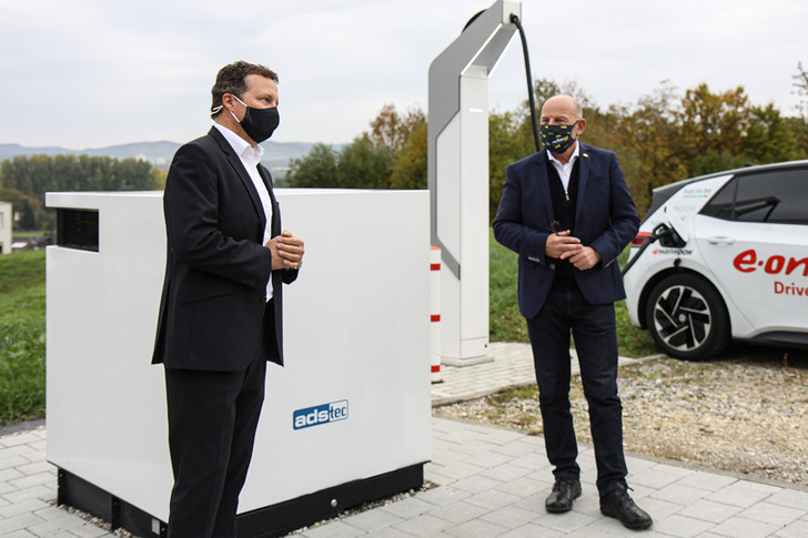 CEO Thomas Speidel and Minister of Transport Winfried Hermann at the HPC, while the VW ID.3 is charging in the background. - © ads-tec GmbH
