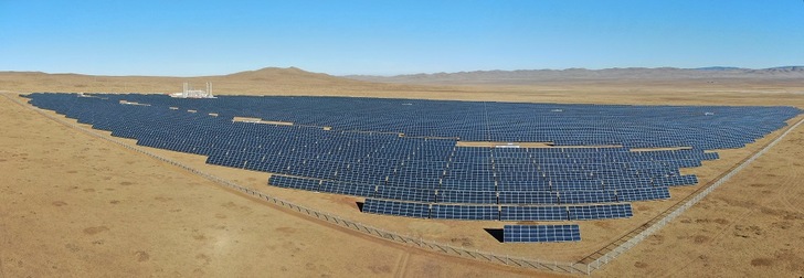 Modules with a low temperature coefficient have a higher performance in warm ambient temperatures than modules with a higher temperature coefficient.