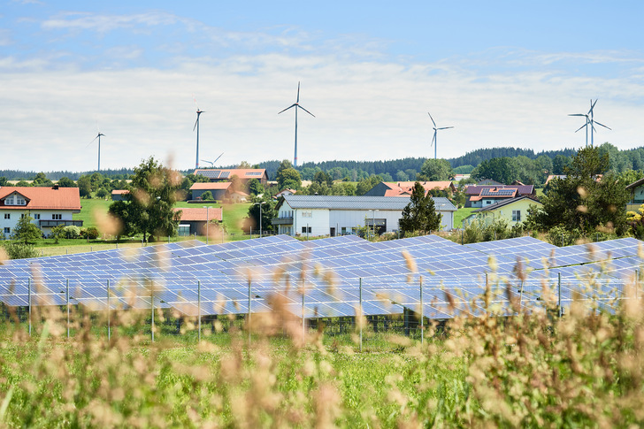 The aim of the pebbles project is to show that local energy and flexibility trading can help to avoid bottlenecks in the electricity grid and thus reduce the costs of energy system transformation. The pictures shows decentralized renewable power generation from wind turbines and photovoltaic on site. - © Siemens AG
