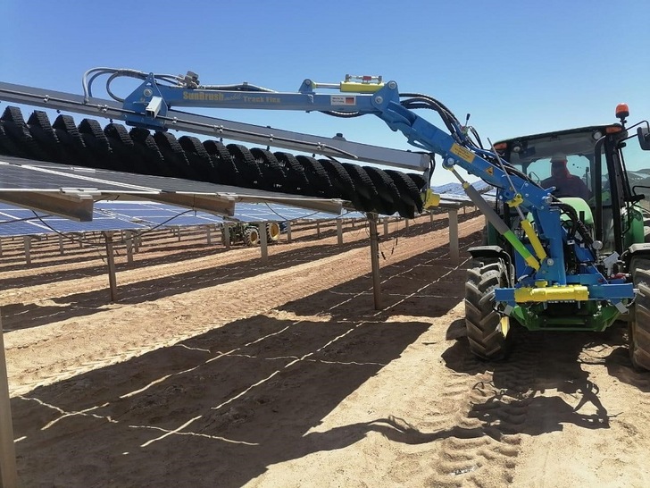 Flexible: The cleaning systems from SunBrush mobil can be mounted on any standard tractor. - © SunBrush mobil GmbH
