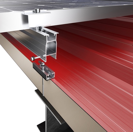 The Compact Metal TR65 long rail system does not require special certification in terms of load capacity from roof panel manufacturers. - © Aerocompact
