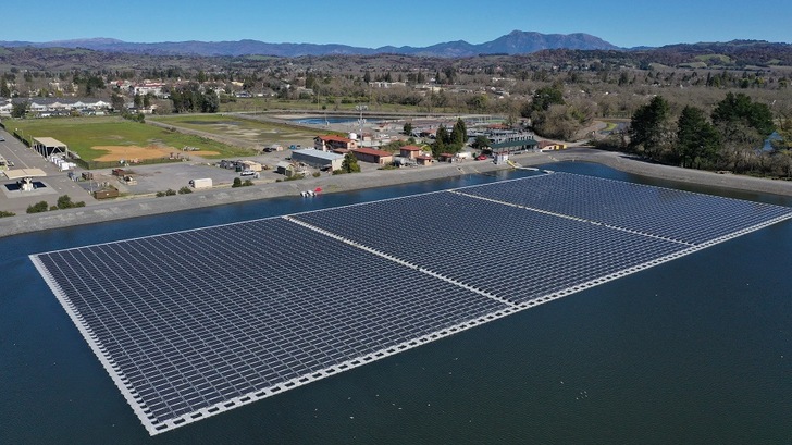 The 1.78 MW PV floating system generates approximately 90% of the energy needed for water reclamation and associated operations in Windsor/California.