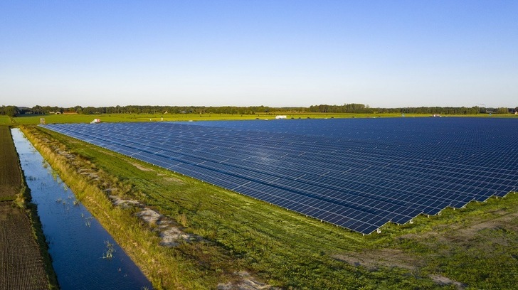 Investments in green hydrogen are accelerating. An example is the SinneWetterstof Hydrogen Pilot Project in the Netherlands, that will be powered by a 50 MW solar plant. - © BayWa r.e.
