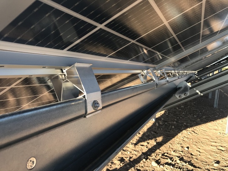 The new module clamp adapter, which is 60 mm high, allows for a higher energy yield on the module underside.