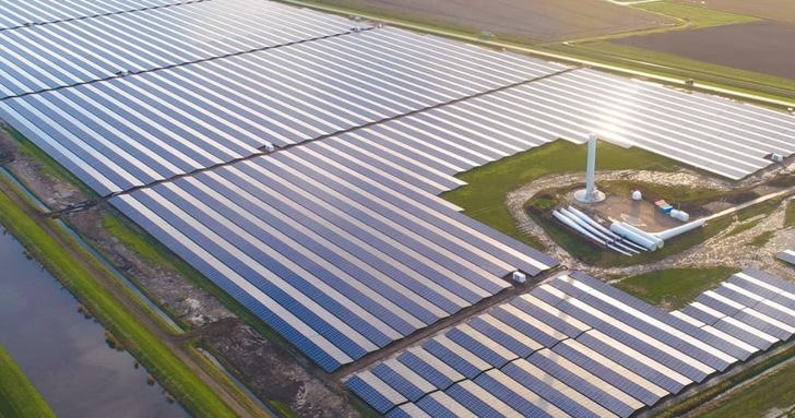 Energy park in Midden Groningen: the PV park surrounds a wind power plant.