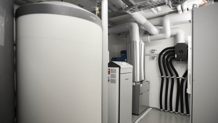 The analysis by CO2 Online has found out that tenants of an average apartment in a renovated building pay up to 545 euros less for heating than those in unrenovated buildings.