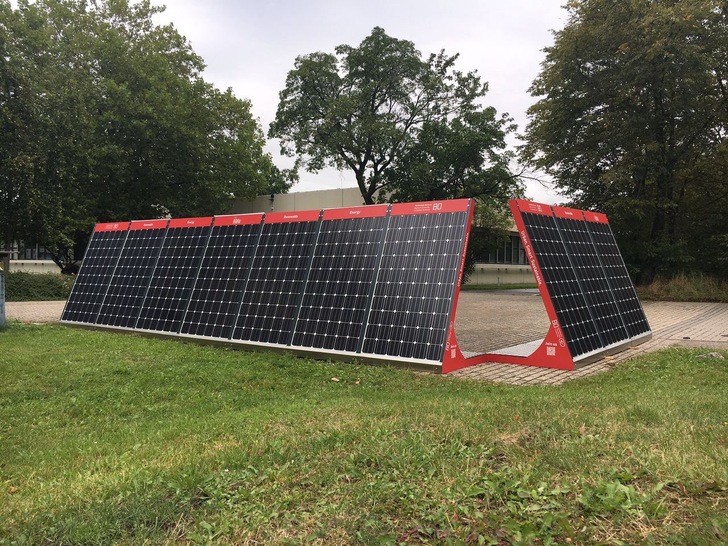 The solar generators in the charging hub all come from solar modules that would otherwise have been scrapped.