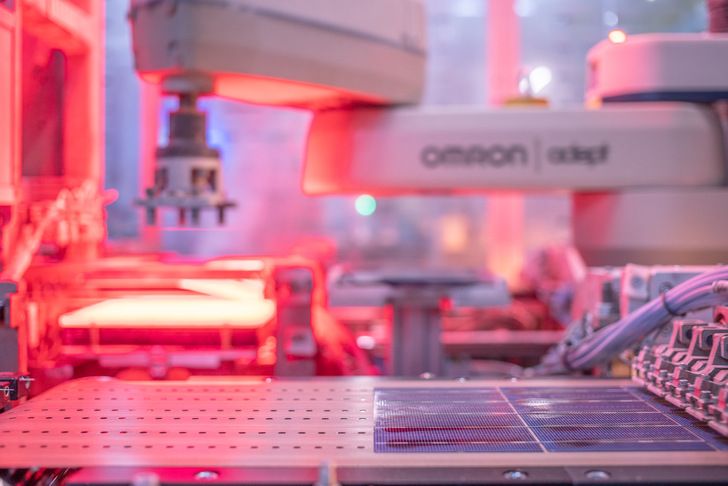 The record-breaking mono-crystalline silicon solar cell was fabricated on a high quality, low defect CZ mono-Si substrate.