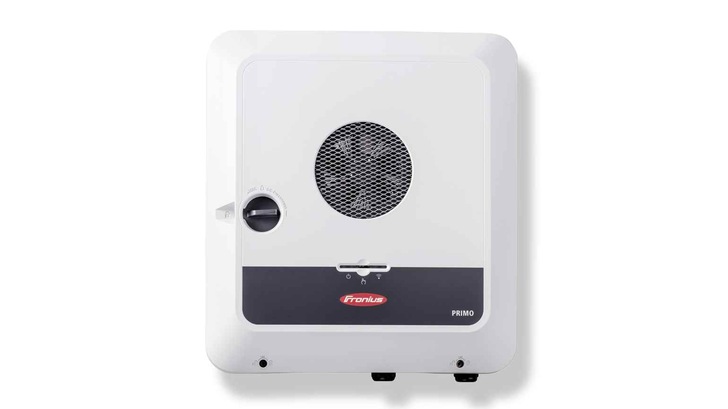 The single-phase Primo GEN24 Plus impresses with an array of features and interfaces and comes with everything you need to integrate storage, heat pumps or wall boxes into a PV system. - © Fronius
