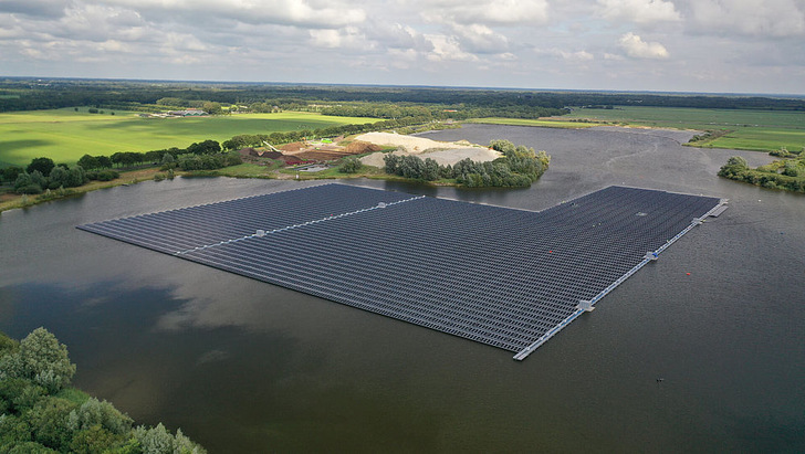 The 13.5MWp Nij Beets floating PV park has 33,648 modules and a floating structure of more than 2,700 boats and 25 anchor boats. - © BayWa r.e.
