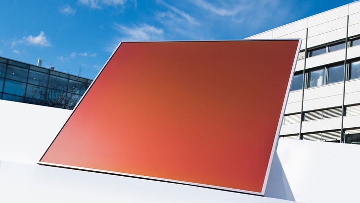 Like the wings of many butterflies, the colour on this solar panel is not created by pigments, but by the refraction of the light off the surface structure.