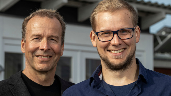 Kai Lippert is Managing Director of EWS in Handewitt. To his right is his son Paul Dahm, who is his successor in the company.