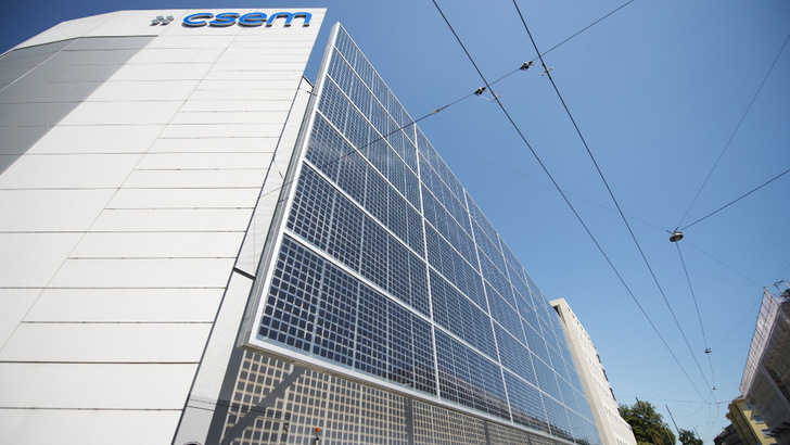 45 per cent is the additional cost for a facade built with monocrystalline glass-glass in comparison to a conventional glass facade.