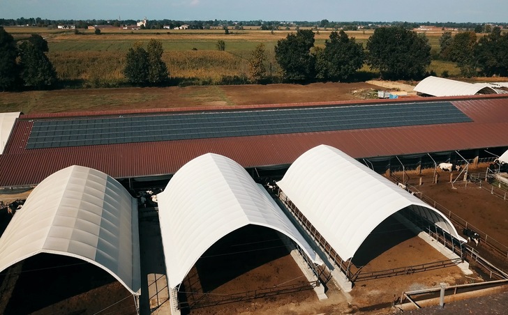 The 330 solar modules power the fans, the cooling cells and the milking system and thereby make the farm more sustainable.