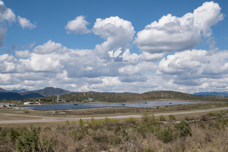 The Lanas solar park uses monoaxial solar trackers. It produces around 18,500 MWh per year, saving 1,600 tons of CO2 yearly.
