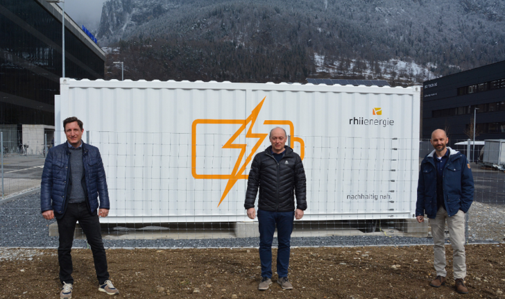From left to right: Michel Maiorano (Axpo), Christian Capaul and Stefan Moser (both Rhiienergie) in front of the 1.25-megawatt storage unit from ADS-Tec Energy. - © Rhiienergie
