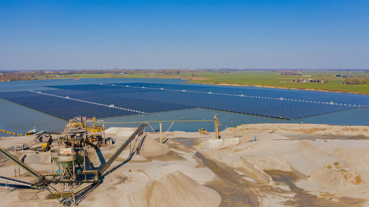 27.4 MW floating PV park in Zwolle/Netherlands, developed by BayWa r.e. Now RWE is also entering this market segment.