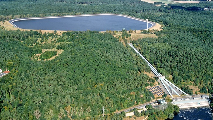 Geesthacht pumped storage: Almost 5,000 solar modules with an output of 2.4 megawatts are currently being erected at the upper reservoir. - © Vattenfall GmbH
