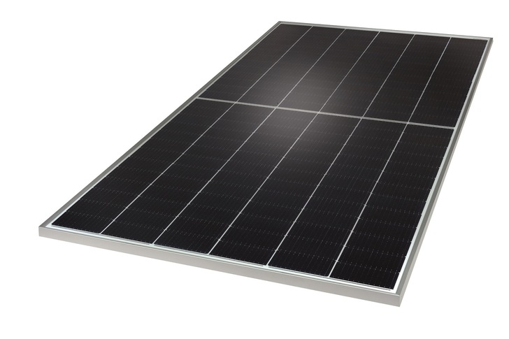 The ML-version has 132 half-cells, 12 more than a standard module, and delivers a module output of up to 395 watts.