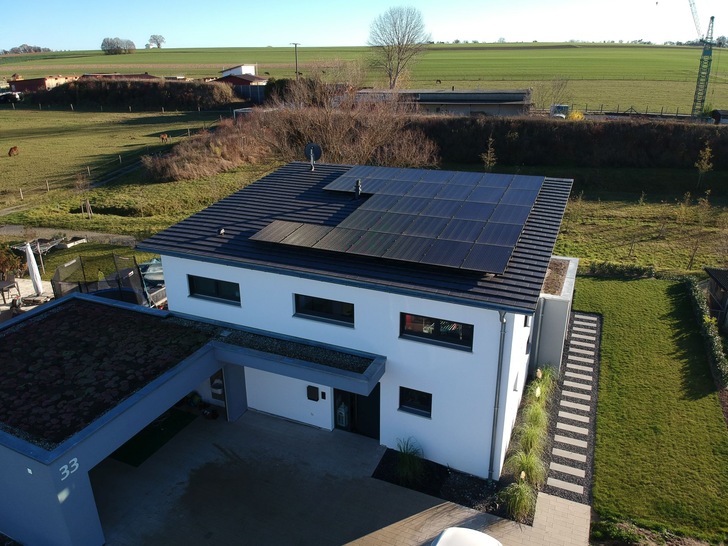 With the photovoltaic system, which has an output of almost 10 kilowatts, the family can cover 74 percent of its electricity needs.