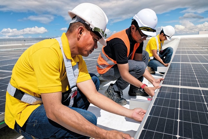 Solar creates millions of new jobs globally, like here in the Philippines. Germany now joined the International Solar Alliance. - © BayWa r.e.
