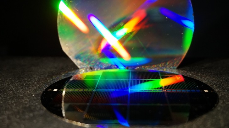 The rainbow colors show the diffraction of sunlight by a mirror with a nanostructured grating, which was applied to the back of the silicon subcell. The sun’s spectrum is thus captured even better in the silicon bottom cell. - © Fraunhofer ISE/Michael Schachtner
