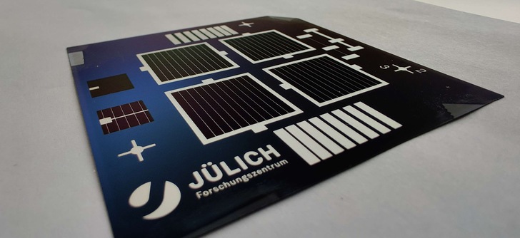 Prototype of the solar cells in laboratory size (TPC - Transparent Passivating Contact). Four solar cells, each measuring four square centimeters, can be seen on the silicon wafer, each of which is contacted and framed with screen-printed silver contacts.