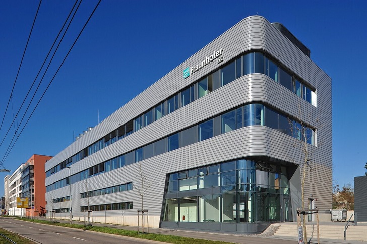 The Center for High Efficiency Solar Cells. Fraunhofer ISE’s new laboratory building opened officially in 2021. - © Fraunhofer ISE/ Guido Kirsch
