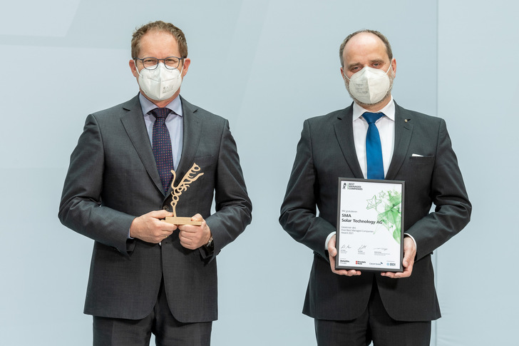 SMA’s CEO Jürgen Reinert and CFO Ulrich Hadding receiving the Axia Best Managed Companies Award 2021.