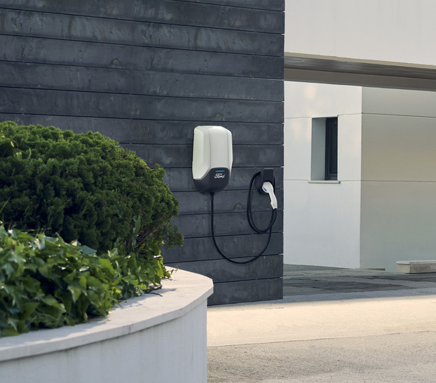Private customers who purchase a Ford Connected Wallbox for their battery-electric Ford Mustang Mach-E or for their Ford with plug-in hybrid drive can now have this charging station installed by Eneco eMobility.