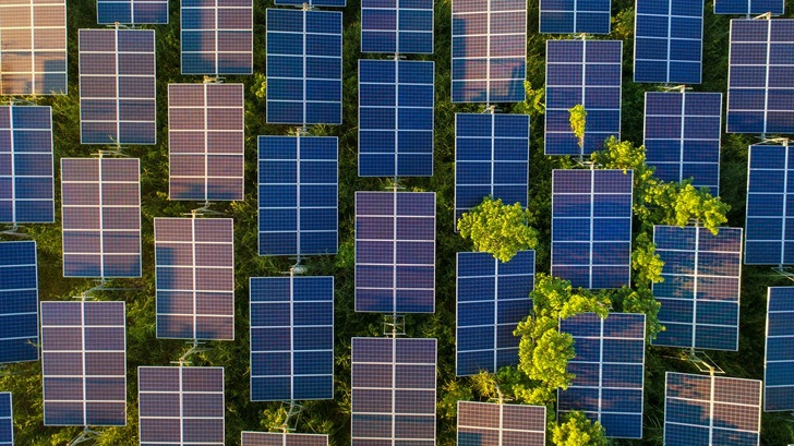 The new IEA roadmap calls for annual additions of solar PV to reach 630 gigawatts by 2030. - © Shutterstock

