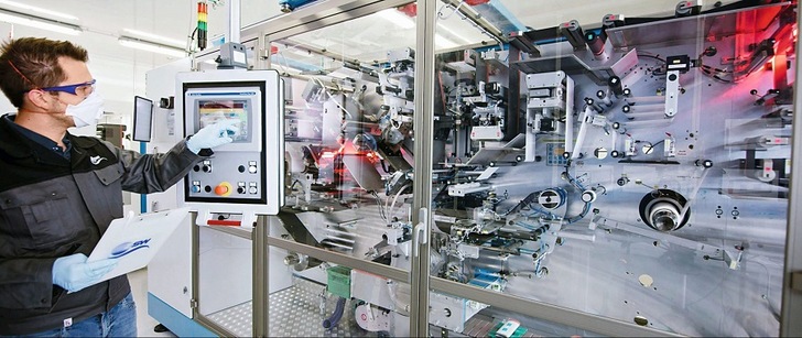 Assembly of battery cells at ZSW.

