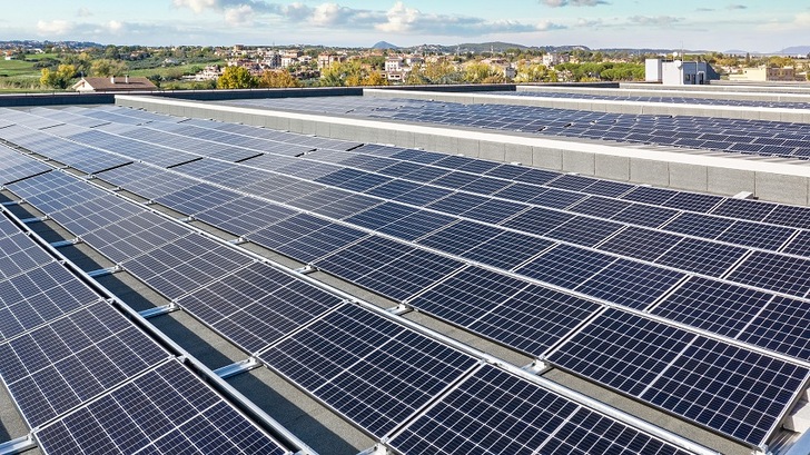 There are first subsidy-free solar projects in Czech.