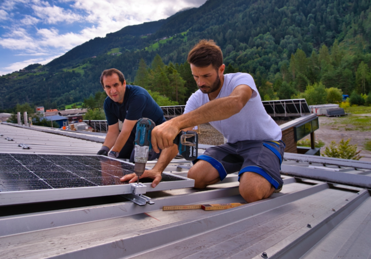 The system now consists of just a few components: a profile rail with two screws and washers as well as universal module clamps.