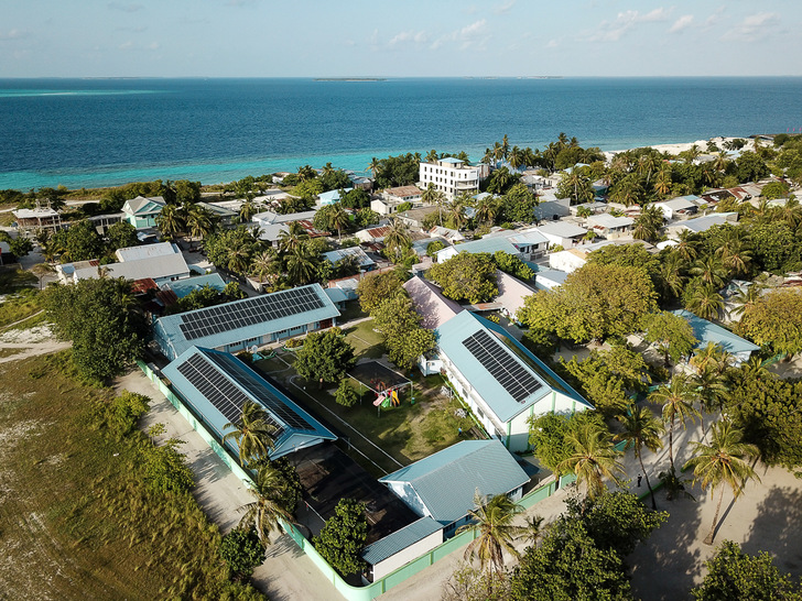 On the island of Fohdoo, a photovoltaic installation with a power output of 100 kilowatts supplies about 30 percent of the island’s electricity, saving around 35,000 liters of diesel per year.