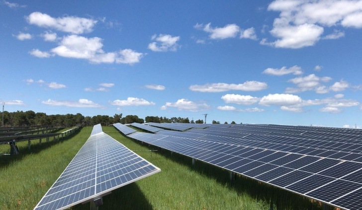 Even on cloudy days, the tracking logic applied to the dual-row trackers will help to enhance the performance of the solar installation. - © STI Norland
