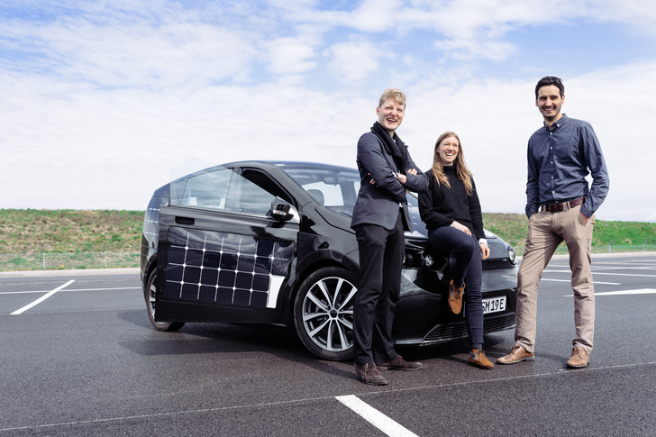 The three founders of the company in front of the Sion. - © Sono Motors
