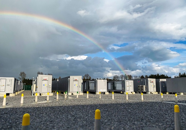 SMA has delivered to the two projects in Ireland a total of 40 storage systems with 80 Sunny Central Storage battery inverters, medium-voltage technology and a power plant manager. - © SMA
