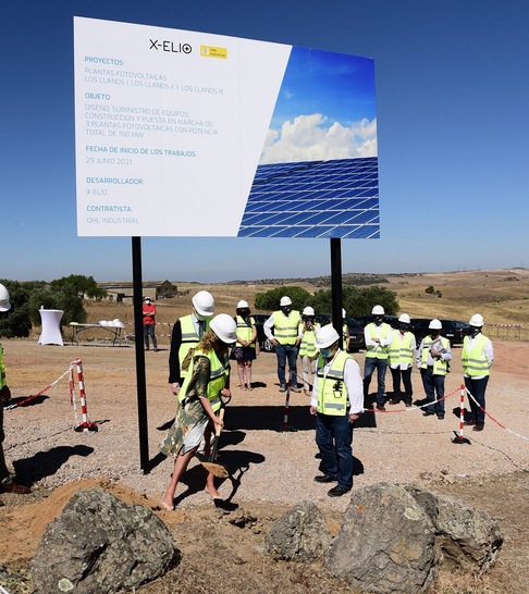 X-Elio, has developed, together with the City Council of Medina de las Torres/Spain, a plan to promote local hiring during the construction phase of the PV projects. - © Xelio

