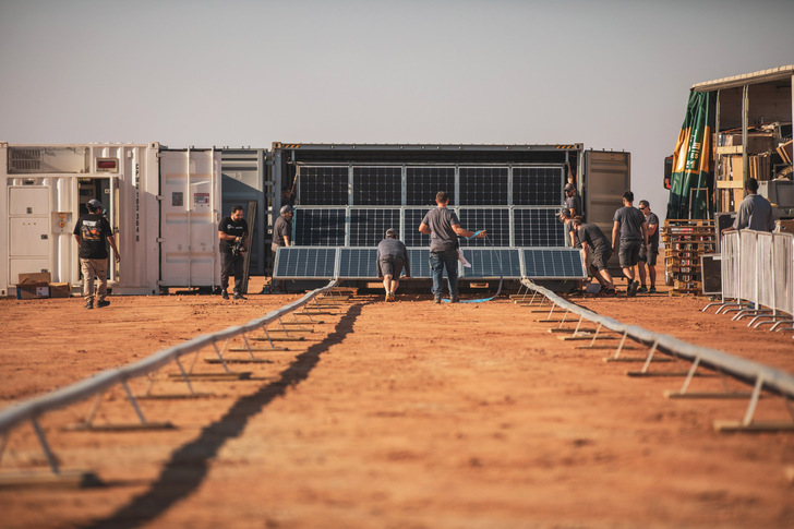 Self-sufficient power supply in the desert: Socomec used Sunsys Mobile for the first time in the Dakar Rally. - © Socomec
