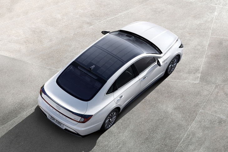 The solar car roof module has been designed to blend in perfectly with the car roof. - © LG Electronics
