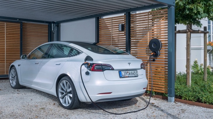 An AC wallbox in retro look. Maybe that will give e-mobility another boost.