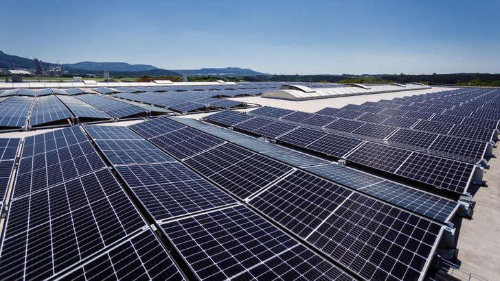 This solar plant on a hall roof in Dormettingen is operated by Q-Cells under contracting. - © Q-Cells
